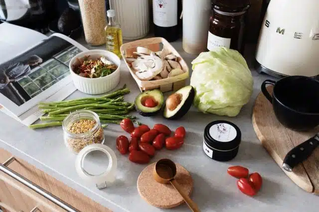Cuisiner ses propres repas pour perdre du poids : les bénéfices sur la qualité des ingrédients et le bien-être ressenti