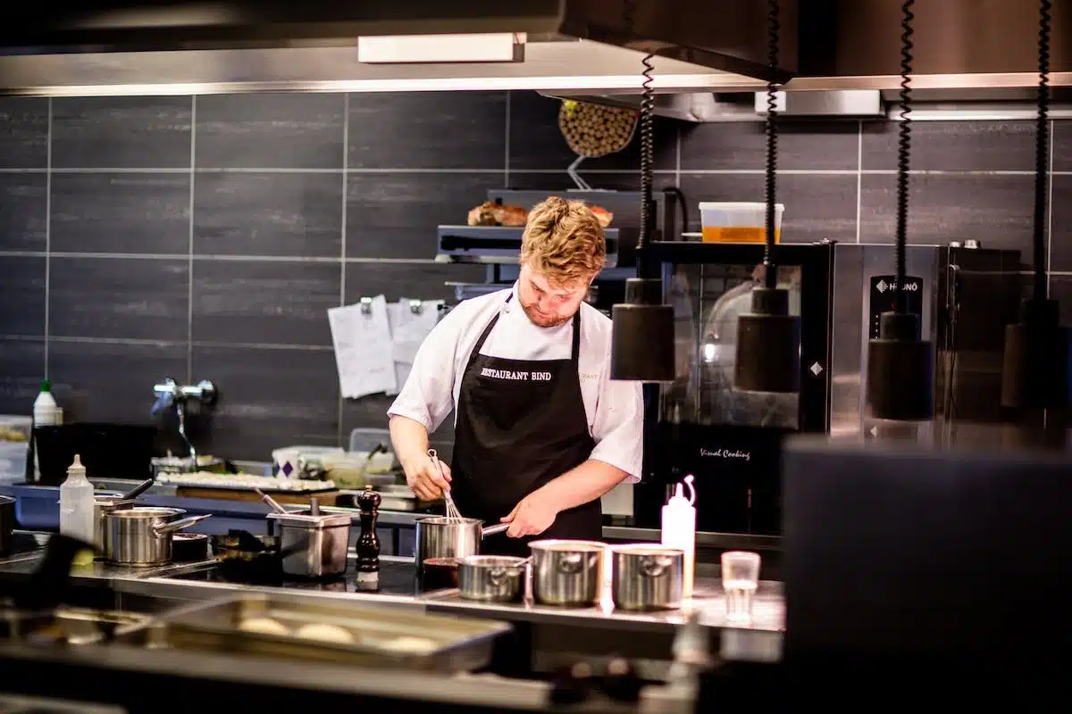 Équipements de cuisine professionnelle : Guide d’adaptation pour votre maison