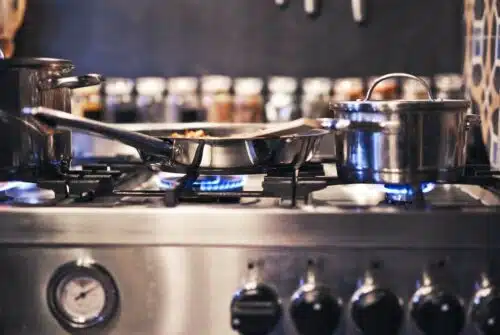 Les avantages et inconvénients des cuisinières à gaz et électriques : quelles différences ?